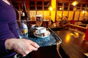 Das Feierabendbier und der Kafi: gute Einnahmequellen für Wirte. Das Rauchverbot hat aber so manchem einen Strich durch die Rechnung gemacht. (Bild: Stefan Kaiser / Neue ZZ)