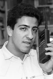 Ein Mann mit einem der neuen schurlosen Telefone, Natel-C, undatierte Aufnahme aufgenommen um 1993. (KEYSTONE/Str) (Bild: Keystone)