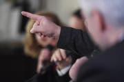 Claudio Zanetti, Nationalrat SVP, zeigt mit dem Zeigefinger an der Podiumsdisskusion zur "No Billag" zwischen den Gruenen und der SVP, fotografiert am Donnerstag, 18. Januar 2018, in Zuerich. (KEYSTONE/Melanie Duchene) (Bild: Themenbild: Melanie Duchene / Keystone)