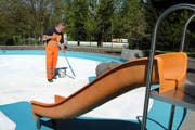 Bademeister Hansjörg Wüst streicht im Frühling 2010 das Planschbecken in der Zimmeregg Badi neu. (Bild: Boris Bürgisser / Neue LZ/ Neue LZ)