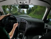 Kaum hatte er den Check in der Tasche, war er ihn auch schon wieder los: Ein Neulenker drückte im April in Baar so richtig aufs Gaspedal. Der aufheulende Motor und die durchdrehenden Reifen fielen prompt der Polizei auf. Die Fahrprüfung hatte der Schweizer nur Stunden zuvor bestanden. Seine erste Spritztour blieb vorerst auch seine letzte: Den druckfrischen Führerausweis durfte er gleich wieder abgeben. Gleichentags ging der Polizei noch ein anderer Autofahrer ins Netz: Er hatte überhaupt keinen Ausweis. Er wurde angewiesen, sein Auto stehen zu lassen. Doch nur Stunden später erwischte ihn die Polizei erneut. Sein Wagen wurde daraufhin beschlagnahmt. (Symbolbild Neue LZ)