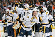 Das gibts auch diese Saison wieder oft: jubelnder Roman Josi (Mitte, Nr. 59) nach einem Sieg der Nashville Predators.Bild: Peter Joneleit/Freshfocus (Anaheim, 27. April 2016)