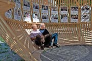 Die Initianten Ueli Meyer (links) und Albert Albisser im Geuenseer Globhuus mit den Porträts von Einwohnern aus über 50 Nationen. (Bild Nadia Schärli)