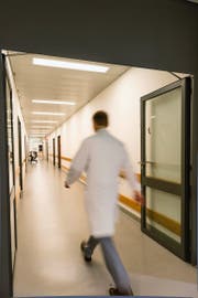Ein Arzt in einem Gang des Luzerner Kantonsspitals. (Bild Roger Grütter)