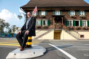 Thomas Schärli vor dem «Ochsen» in Littau. Hier in der Nähe ist er aufgewachsen. Bild: Dominik Wunderli (Littau, 27. September 2016)