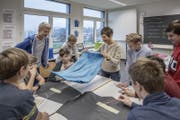 Die Klasse 1c an der Kanti Reussbühl bei der Handarbeit. (Bild: Pius Amrein (Reussbühl, 16. November 2017))