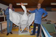 Schwan Walterli mit Wagenbauer Peter Hort (links) und Roland Meienberg. (Bild: Rosemarie Bugmann / Neue NZ)