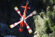 Ein Helikopter der Rega brachte den Verletzten ins Spital. (Symbolbild)
