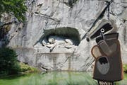 Der Dachs ist das Maskottchen der Detektiv-Trails. Hier steht er vor dem Löwendenkmal in Luzern. (Bild: pd)