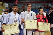 Die erfolgreichen Karatekas: Die Weltmeister Mohammad Mazlumiar (v.l.) und Robin Stalder und Bronzemedaillengewinnerin Geraldine Klein.