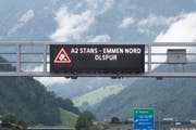 Auf der A2 bei Stans weist eine Warntafel auf die Rutschgefahr hin. (Bild: Urs Flüeler/Keystone (Stans, 26. Juli 2017))