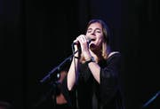 Erhielt für ihren Auftritt Standing Ovations: die 15-Jährige Aileen Röösli aus Risch, die Siegerin der Zentralschweizer Talentshow. (Bild: Stefan Kaiser (Zug, 25. November 2017))