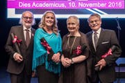 Die neuen Ehrendoktoren (von links): Sepp Riedener, Iris Bohnet, Mieke Bal und Peter Locher. (Bild: PD)