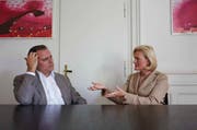 Wollen gemeinsam die Vision einer Salle Modulable weiterentwickeln: Michael Haefliger, Intendant des Lucerne Festival, und Birgit Aufterbeck, Stiftungsrätin Luzerner Theater. (Bild: Jakob Ineichen / Neue LZ)