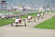 Die Patrouille Suisse auf dem Flugplatz Emmen anlässlich des 100-Jahre-Jubiläums der Schweizer Luftwaffe. (Bild: Boris Bürgisser/LZ ,26. April 2013)