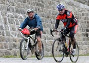 Der ehemalige Radrennfahrer Robert Dill-Bundi und Jakob R. Passweg, Präsident Krebsliga Schweiz. beim «race against cancer» 2010 auf der Tremola. (Bild: PD)