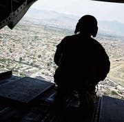 Ein US-Soldat in einem Helikopter über Kabul. (Bild: Jonathan Ernst/Getty (24. April 2017))
