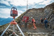 Per Helikopter wird der Beton für die Stützen des neuen 4er-Sessellifts aufs Brienzer Rothorn gebracht. (Bild: Dominik Wunderli (4. Oktober 2017))
