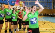 Freude der Zuger Spielerinnen über dem Schweizermeistertitel. (Bild Roger Zbinden/Neue LZ)