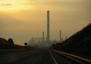 Eine Industrieanlage in Priolo Gargallo auf Sizilien. 72 Prozent haben hier dem Movimento 5 Stelle ihre Stimme gegeben. (Bild: Dino Fracchia/Alamy Stock Photo)