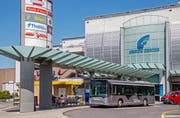 Grosse Shoppingcenter wie hier das Emmen-Center müssen neu Abgeltungen für den öffentlichen Verkehr bezahlen – doch die Verhandlungen sind derzeit blockiert. (Bild Philipp Schmidli)