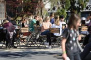 Ferienfeeling am Mühlenplatz: In Luzern hat die Zahl der Schönwettertage massiv zugenommen. (Bild Nadia Schärli)