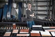 Sabrina Hirsiger in ihrem eigenen Emaillewerk in Littau. (Bild: Pius Amrein)