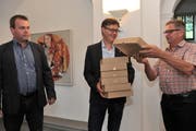 Landrat Christian Arnold (links) und Ständerat Isidor Baumann (rechts) bei der Überreichung der Unterschriftsbögen an Kanzleidiretor Roman Balli. (Bild: Urs Hanhart (Altdorf, 16. August 2017))