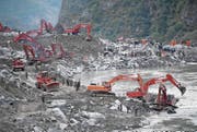 Mit vielen Baggern suchen die Helfer im riesigen Lawinenkegel nach Verschütteten. (Bild: Xue Yubin/imago/Xinhua (Xinmo, 25. Juni 2017))