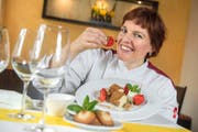 In dieser Jahreszeit sind Erdbeeren das i-Tüpfelchen: Kathrin Fässler Grossen von der «Rösslipost» Unteriberg mit ihrem Honig-Lebkuchen-Parfait und dem passenden Gebäck dazu. Neue LZ / Dominik Wunderli Fotografiert am 09.06.2016 Restaurant Essen Dessert Rezept Gastronomie (Bild: Dominik Wunderli / Neue LZ)