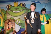 Flankiert von seiner Frau Monika und dem neuen Weibel Werner Luternauer (rechts) zeigt sich Franz Heini seinen «Untertanen». (Bild Adrian Stähli/Neue LZ)