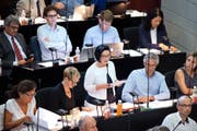 Das Aus der «Salle» zeichnete sich bereits bei ihrem Votum ab: Helene Meyer-Jenni (stehend) verkündet, dass die vorberatende Kantonsratskommission den Kredit mit 10 zu 3 Stimmen abgelehnt hat. (Bild Pius Amrein)