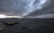 Regenwolken über dem Zugersee (Bild: Daniel Hegglin)