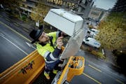 In der Stadt Luzern werden neue Strassenlampen – im Gegensatz wie bisher mit Natriumdampflampen (Bild) – ausschliesslich mit der LED-Technik ausgestattet. (Bild: Pius Amrein)