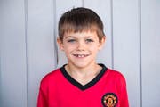 Morgen beginnen die Sommerferien für die Schüler. Die 1/2 und 3/4 Klässler des Schulhaus Rönnimoos in Littau, können es kaum erwarten. Fotografiert am 07. Juli 2016. Im Bild: Timo Russi (Bild: Boris Bürgisser (Neue LZ) (Neue Luzerner Zeitung))