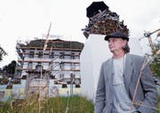 Christoph Rütimann vor seiner Holzkugel und dem Zuger Kunsthaus. (Bild: Werner Schelbert (Zug, 11. Juli 2017))