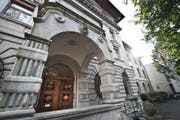 Der Stadtrat hat sich der Geschäftsprüfungskommission gebeugt. Für den neuen Job für ein Strategiemanagement werden nun doch 80 statt wie geplant 150 Stellenprozente eingesetzt. Im Bild: Das Stadthaus in Luzern. (Bild: Boris Bürgisser)