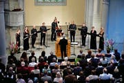 Das Ensemble Corund mit Dirigent Stephen Smith findet immer neue Ausdrucksmöglichkeiten. (Bild: Corinne Glanzmann)