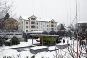 Auf diesem Areal sollen drei Mehrfamilienhäuser entstehen. (Bild Werner Schelbert/Neue ZZ)