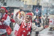 Ein Mitglied der Bööggen-Union sorgt optisch wie akustisch für Stimmung. (Bild: Pius Amrein (Emmen, 11. Februar 2018))