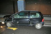 Die Unfallstelle bei Göschenen: Der Lastwagen-Chauffeur rammte dieses Auto. (Bild: Kantonspolizei Uri)