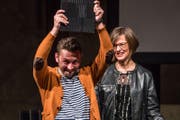 Nikola Ilic erhält den Filmpreis für den Film «Rakijada». (Bild: Philipp Schmidli (Luzern, 4.3.2017))