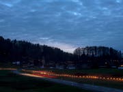 Mit Lichterketten wird die Landschaft, wie sie zur Zeit der Schlacht am Morgarten gewesen sein soll, nachgezeichnet. (Bild: /KEYSTONE/ALEXANDRA WEY)