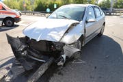 Die abbiegende Autofahrerin hat das Lichtsignal bei der Ausfahrt missachtet und ist in die linke Seite des anderen Autos gekracht.. (Bild: Luzerner Polizei)
