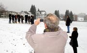 Die Baubeteiligten auf der Schwyzer Brüelmatte. (Bild Bert Schnüriger/Neue SZ)