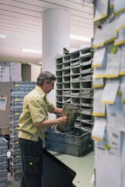 Wie viel darf die Post für den Versand einer Zeitung verlangen? Der Verband Schweizer Presse misstraut den Berechnungen der Post. Es läuft ein Rechtsverfahren. (Bild: Christian Beutler/Keystone (Rapperswil, 4. April 2017))