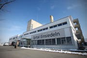 Das Spital in Einsiedeln hat bei der neuen Spitalstrategie die schlechtesten Karten. (Bild: Laura Vercellone/Neue SZ)