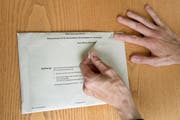 Nur wenn die Unterlagen nicht vermischt werden, stimmen Sie richtig (Symbolbild). (Bild: Corinne Glanzmann)