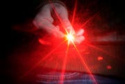 Der Laser wird hier direkt auf die Linse der Kamera gerichtet. Symbolbild. (Bild: Pius Amrein / Neue LZ)