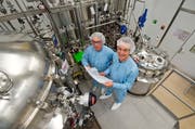 Ein Blick in die Produktion in Werthenstein. Im Bild: Markus Tanner, Leiter der Biotech-Produktion, und Standortleiter Peter Hofstetter. (Bild: Dominik Wunderli / Neue LZ)